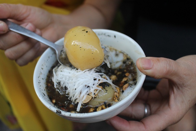 Surprisingly delicious 10 thousand dong specialties in Hanoi - 5