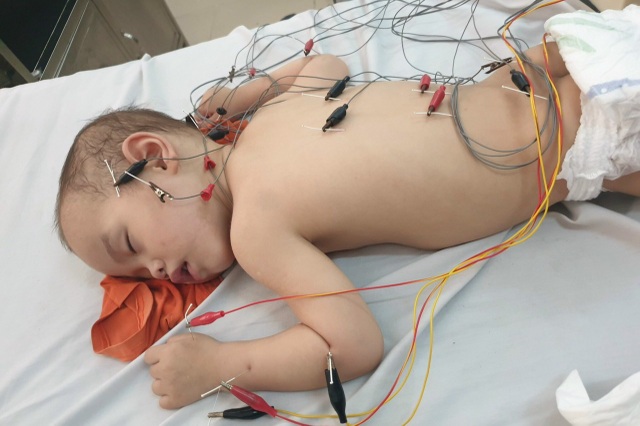 Xót xa cảnh người mẹ hóa điên ôm con trọng bệnh lang thang khắp phố - 4 Xót xa cảnh người mẹ hóa điên ôm con trọng bệnh lang thang khắp phố - 4