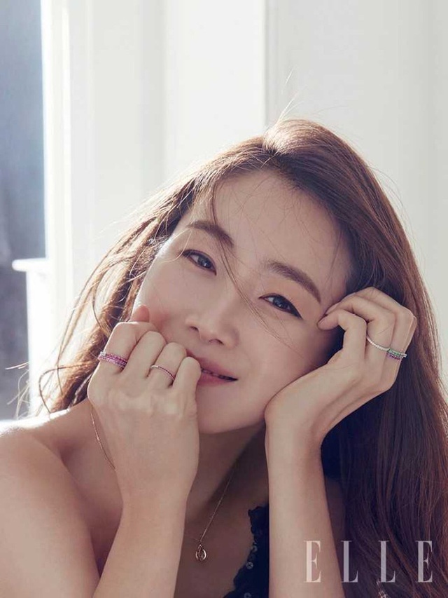 Hôn nhân viên mãn với chồng kém 9 tuổi khiến Choi Ji Woo ngày càng trẻ đẹp! - 8