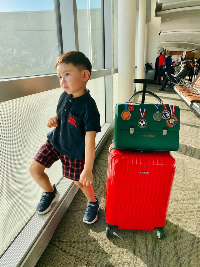 Con trai Đan Trường mặc đồ hiệu đắt đỏ đi du lịch Hawaii chào hè - 3 Con trai Đan Trường mặc đồ hiệu đắt đỏ đi du lịch Hawaii chào hè - 3