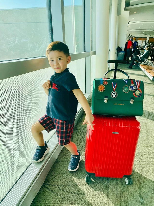 Con trai Đan Trường mặc đồ hiệu đắt đỏ đi du lịch Hawaii chào hè - 1 Con trai Đan Trường mặc đồ hiệu đắt đỏ đi du lịch Hawaii chào hè - 1