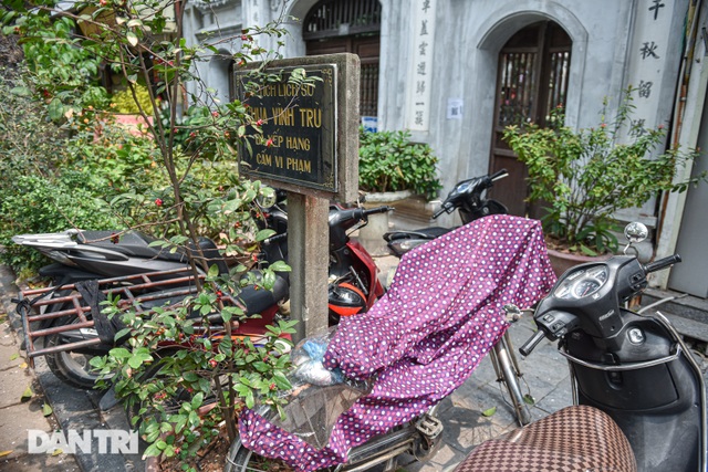 Ngán ngẩm cảnh bãi gửi xe, quán nước chè sống tầm gửi tại di tích phố cổ - 9 Ngán ngẩm cảnh bãi gửi xe, quán nước chè sống tầm gửi tại di tích phố cổ - 9