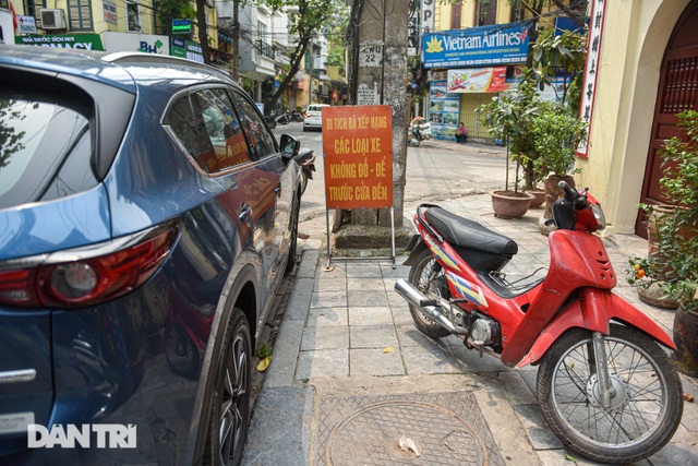 Ngán ngẩm cảnh bãi gửi xe, quán nước chè sống tầm gửi tại di tích phố cổ - 10 Ngán ngẩm cảnh bãi gửi xe, quán nước chè sống tầm gửi tại di tích phố cổ - 10