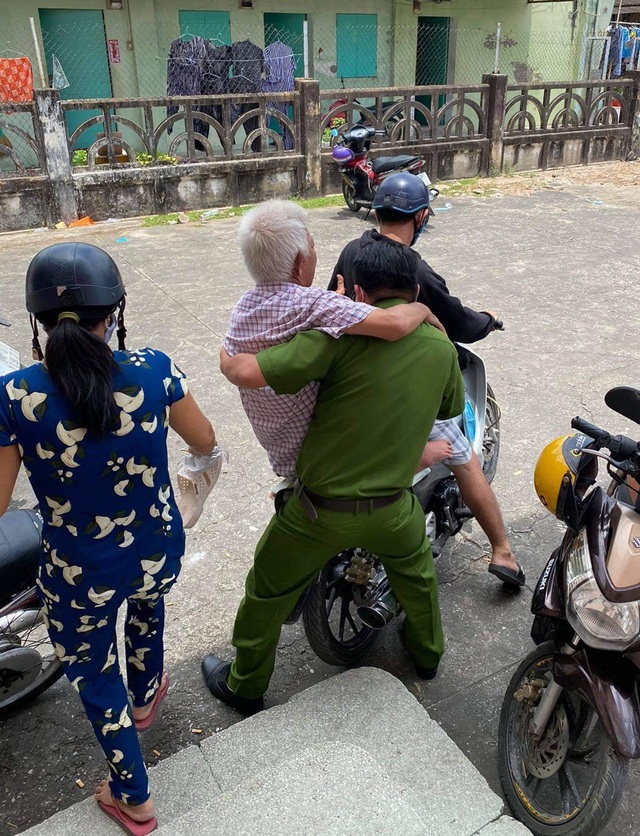Chiến sĩ công an bế cụ ông khuyết tật khi đến làm căn cước công dân - 3 Chiến sĩ công an bế cụ ông khuyết tật khi đến làm căn cước công dân - 3