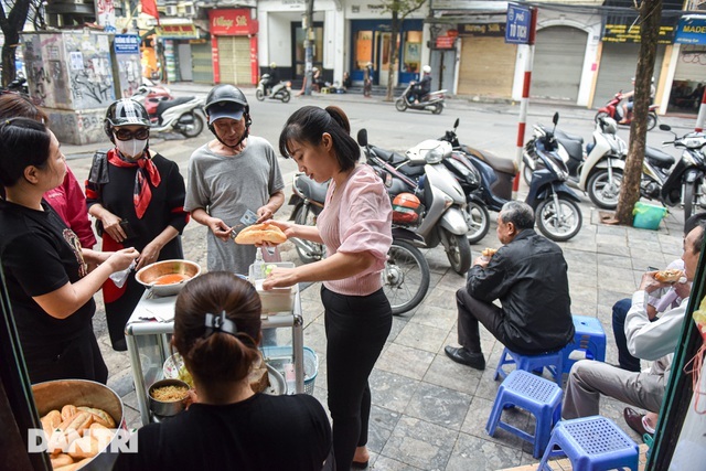 Bất ngờ những đặc sản 10 nghìn đồng ngon miễn chê ở Hà Nội - 1