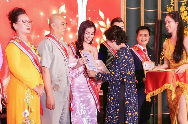 Doanh nhân Xuân Thanh nhận cúp vinh danh Bông Hồng Vàng Asean - 1