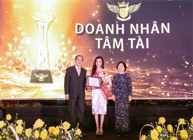 Doanh nhân Xuân Thanh nhận cúp vinh danh Bông Hồng Vàng Asean - 2