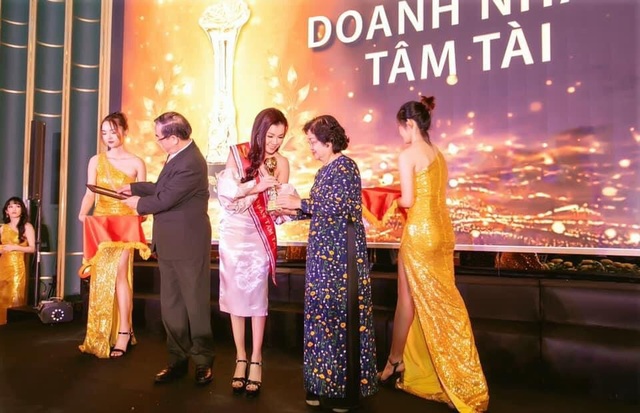Doanh nhân Xuân Thanh nhận cúp vinh danh Bông Hồng Vàng Asean - 3