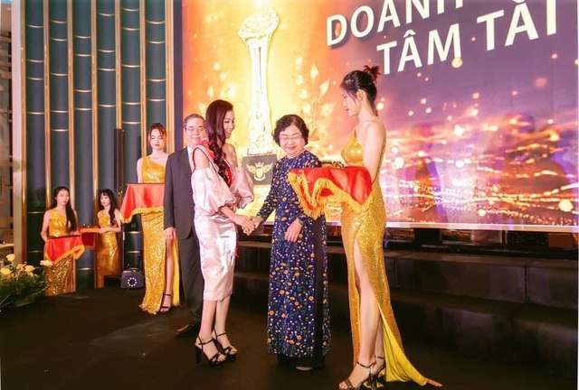 Doanh nhân Xuân Thanh nhận cúp vinh danh Bông Hồng Vàng Asean - 4