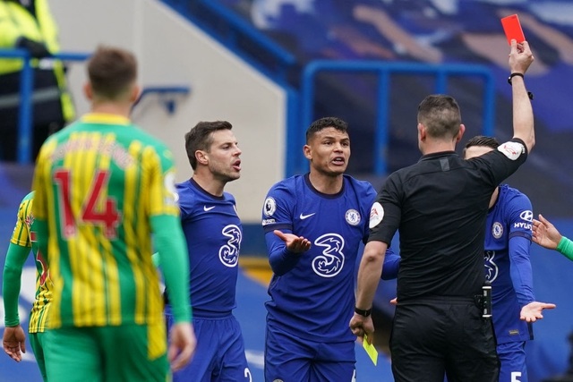 Chelsea 2-5 West Brom: Tấm thẻ đỏ của Silva kéo sập Stamford Bridge - 2 Chelsea 2-5 West Brom: Tấm thẻ đỏ của Silva kéo sập Stamford Bridge - 2