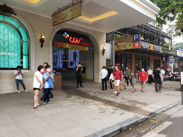 Hà Nội: Xe ô tô bốc cháy dưới tầng hầm Tràng Tiền Plaza - 5 Hà Nội: Xe ô tô bốc cháy dưới tầng hầm Tràng Tiền Plaza - 5