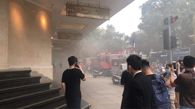 Hà Nội: Xe ô tô bốc cháy dưới tầng hầm Tràng Tiền Plaza - 1 Hà Nội: Xe ô tô bốc cháy dưới tầng hầm Tràng Tiền Plaza - 1
