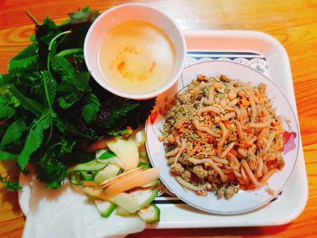 Specialty with long legs, tired hands, customers slurping the bowl in Hai Phong - 6