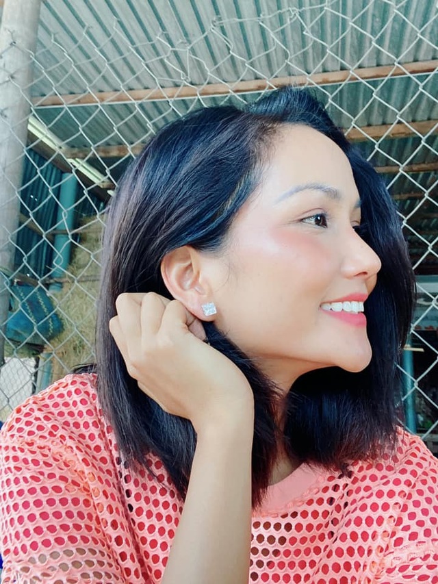 HHen Niê tung clip cùng loạt ảnh chứng minh gia đình 3 đời có cằm nhọn - 2 HHen Niê tung clip cùng loạt ảnh chứng minh gia đình 3 đời có cằm nhọn - 2