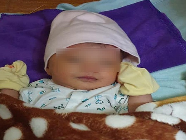 Bé trai 5 ngày tuổi bị bỏ rơi bên quốc lộ 1A - 1 Bé trai 5 ngày tuổi bị bỏ rơi bên quốc lộ 1A - 1