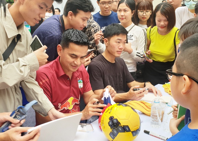 Kiatisuk và dàn sao HA Gia Lai chúc mừng Văn Toàn lên chức ông chủ - 1 Kiatisuk và dàn sao HA Gia Lai chúc mừng Văn Toàn lên chức ông chủ - 1