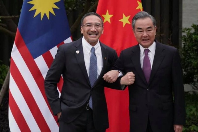 Ngoại trưởng Malaysia bị chỉ trích vì gọi đồng cấp Trung Quốc là anh cả - 1 Ngoại trưởng Malaysia bị chỉ trích vì gọi đồng cấp Trung Quốc là anh cả - 1