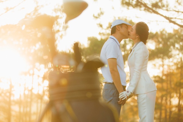 Mỹ Ngọc Bolero khoe ảnh cưới cùng chồng đại gia trên sân golf vua Bảo Đại - 1