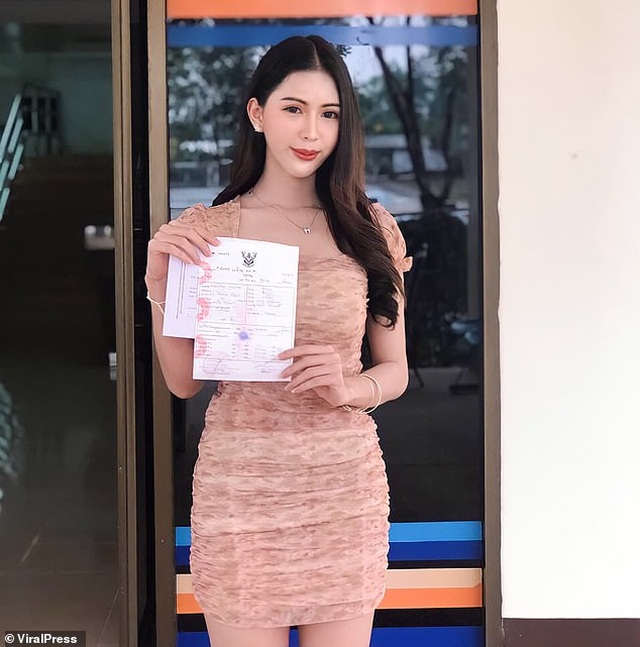 Các người đẹp chuyển giới Thái Lan đi khám sức khỏe nghĩa vụ quân sự