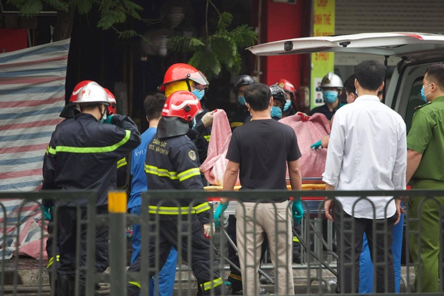 Hà Nội: Hai nạn nhân vụ cháy được tìm thấy trong đống đổ nát tại tầng tum - 1