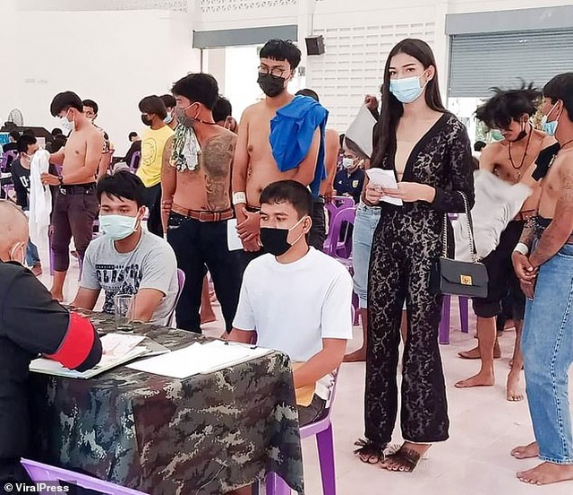 Các người đẹp chuyển giới Thái Lan đi khám sức khỏe nghĩa vụ quân sự
