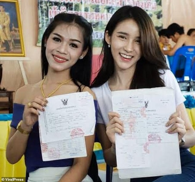 Các người đẹp chuyển giới Thái Lan đi khám sức khỏe nghĩa vụ quân sự