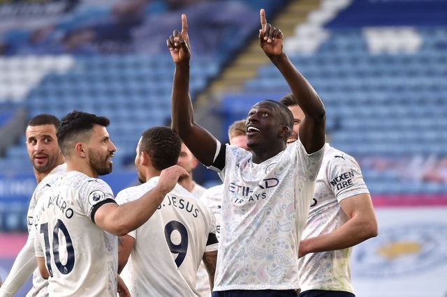 Leicester 0-2 Man City: Aguero phá siêu phẩm của Fernandinho - 3