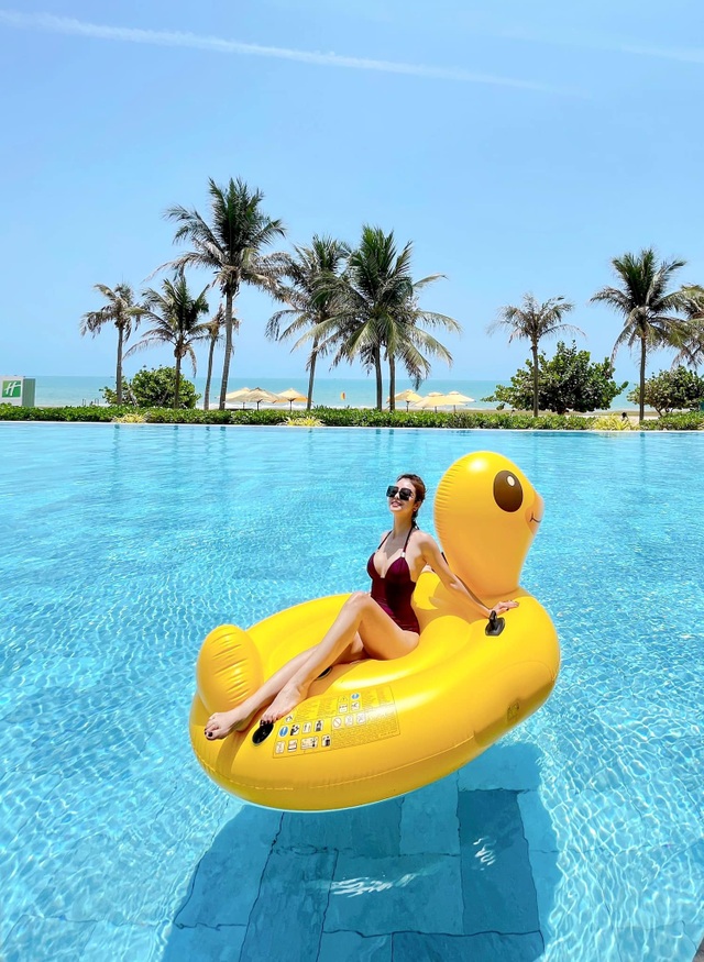 Gái 4 con Jennifer Phạm diện áo tắm phô đường cong quyến rũ