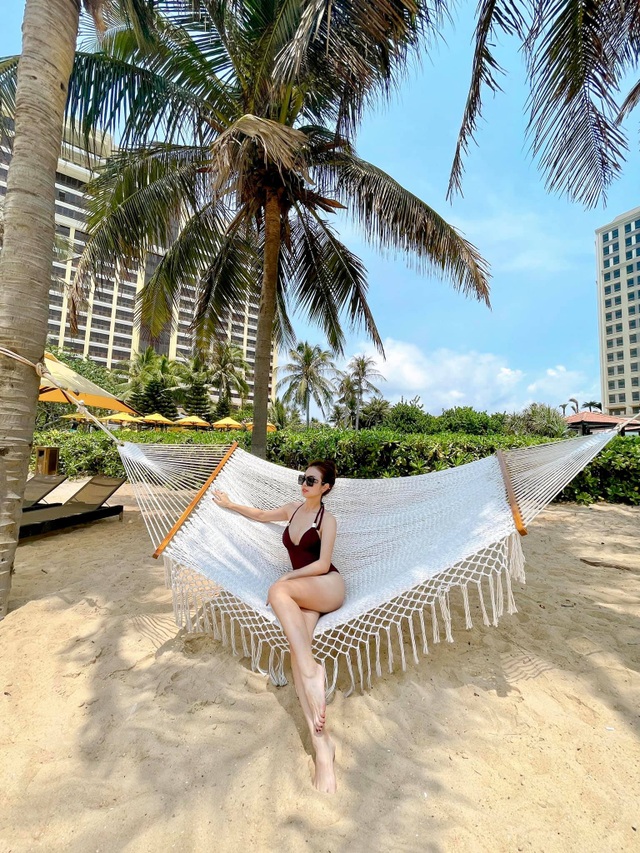 Gái 4 con Jennifer Phạm diện áo tắm phô đường cong quyến rũ