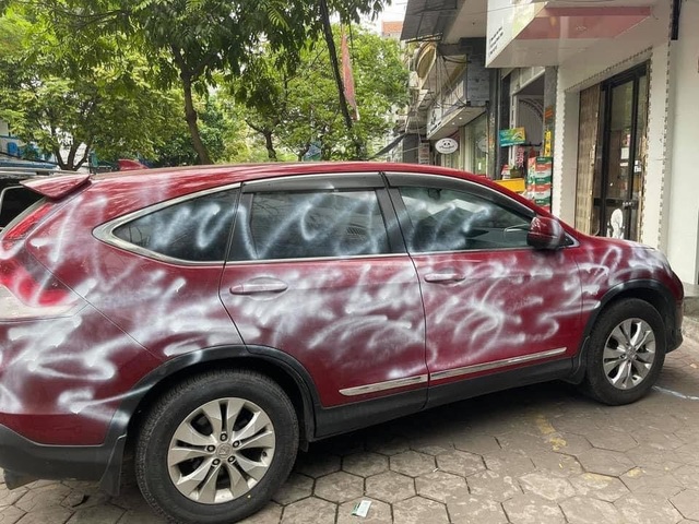 Xác định người phun sơn loang lổ khắp xe CR-V ở Hải Phòng - 1 Xác định người phun sơn loang lổ khắp xe CR-V ở Hải Phòng - 1