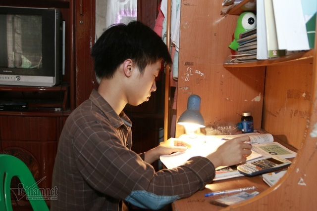 Cậu học trò nghèo vượt nghịch cảnh lọt vào đội tuyển toán quốc gia - 2 Cậu học trò nghèo vượt nghịch cảnh lọt vào đội tuyển toán quốc gia - 2