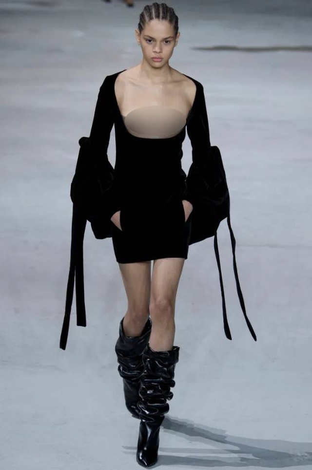 12 khoảnh khắc ngực trần gây chấn động sàn catwalk - 12 12 khoảnh khắc ngực trần gây chấn động sàn catwalk - 12