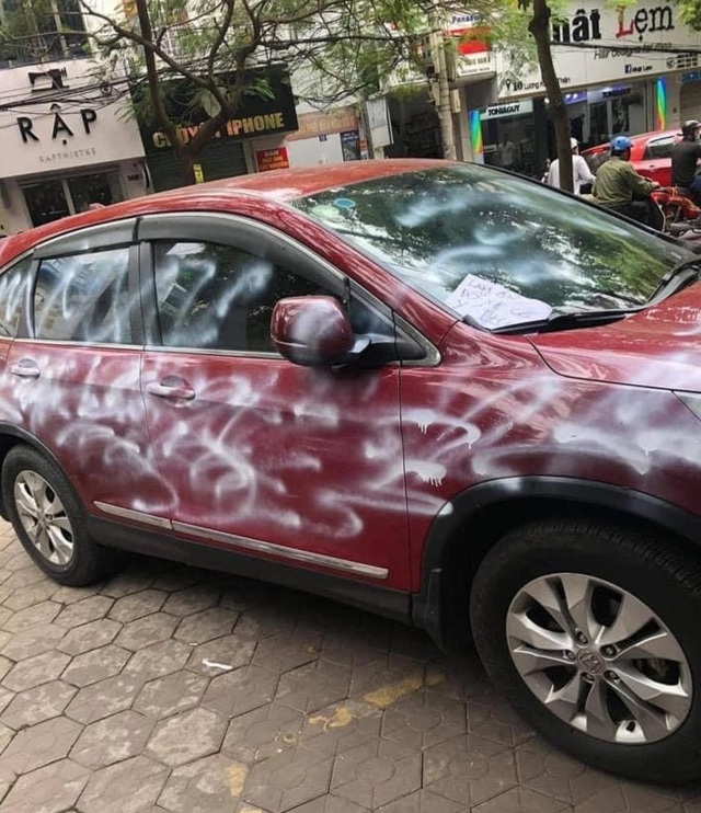 Xe CR-V đỏ bị phun sơn trắng loang lổ vì đỗ trước cửa hàng - 2 Xe CR-V đỏ bị phun sơn trắng loang lổ vì đỗ trước cửa hàng - 2