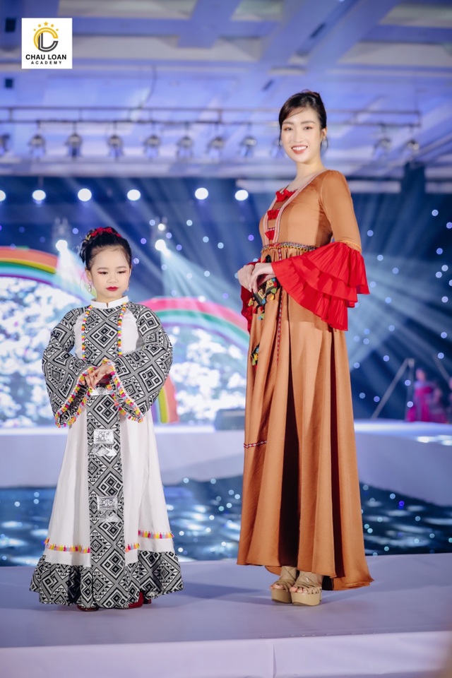 Á hậu nhí Thế giới Trần Thị Hoàng Vân hát mở màn show diễn Thiên đường giấc mơ - 2 Á hậu nhí Thế giới Trần Thị Hoàng Vân hát mở màn show diễn Thiên đường giấc mơ - 2
