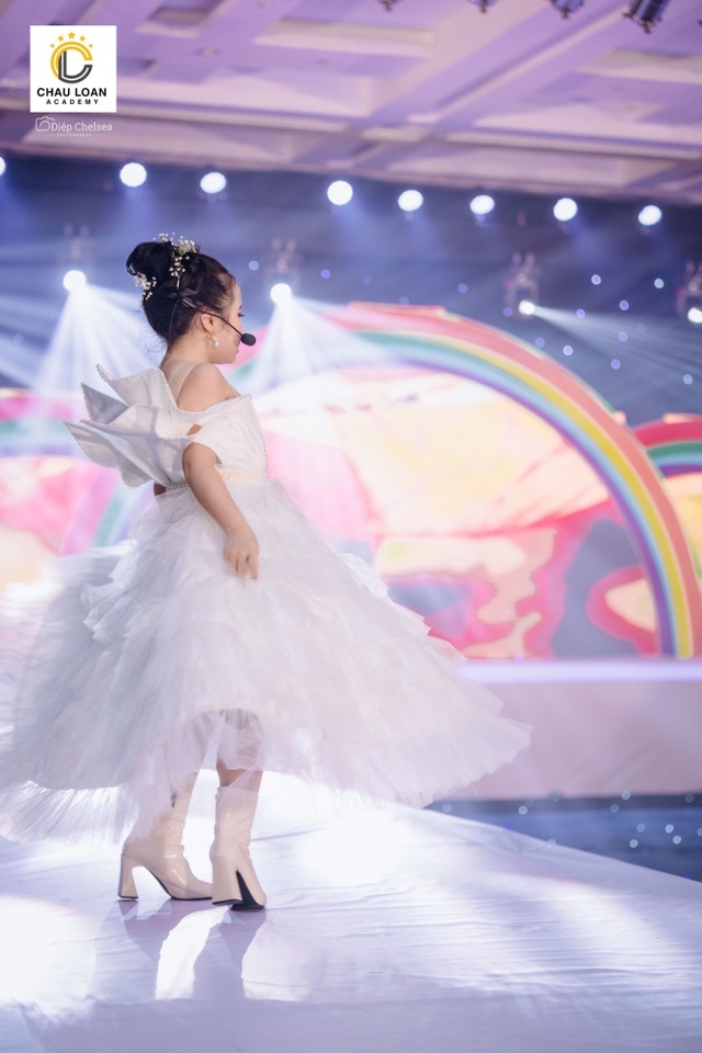 Á hậu nhí Thế giới Trần Thị Hoàng Vân hát mở màn show diễn Thiên đường giấc mơ - 5 Á hậu nhí Thế giới Trần Thị Hoàng Vân hát mở màn show diễn Thiên đường giấc mơ - 5