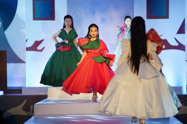 Ngắm các mẫu nhí lộng lẫy, sải bước tự tin trên sàn catwalk - 15 Ngắm các mẫu nhí lộng lẫy, sải bước tự tin trên sàn catwalk - 15