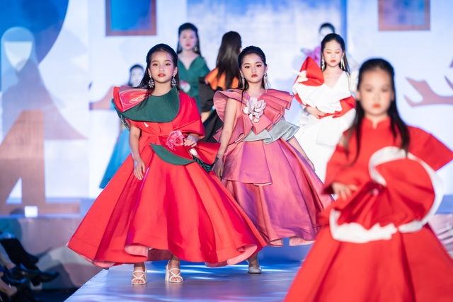 Ngắm các mẫu nhí lộng lẫy, sải bước tự tin trên sàn catwalk - 4 Ngắm các mẫu nhí lộng lẫy, sải bước tự tin trên sàn catwalk - 4