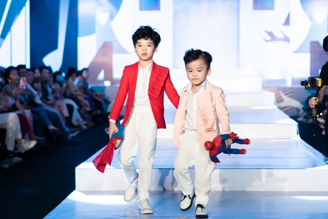 Ngắm các mẫu nhí lộng lẫy, sải bước tự tin trên sàn catwalk | Báo ...