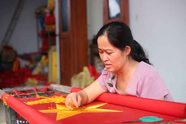 Chuyện về gia đình ba đời se chỉ, căng khung thêu cờ Tổ quốc ở Hà Nội - 1 Chuyện về gia đình ba đời se chỉ, căng khung thêu cờ Tổ quốc ở Hà Nội - 1