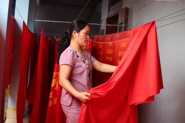 Chuyện về gia đình ba đời se chỉ, căng khung thêu cờ Tổ quốc ở Hà Nội - 3 Chuyện về gia đình ba đời se chỉ, căng khung thêu cờ Tổ quốc ở Hà Nội - 3