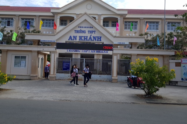 Công an thông tin về chất lạ đổ vào miệng nam sinh lớp 10 gây sốc - 2 Công an thông tin về chất lạ đổ vào miệng nam sinh lớp 10 gây sốc - 2
