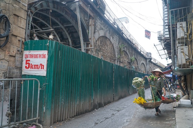Thêm một vòm cầu trăm tuổi phố Phùng Hưng được đục thông - 2 Thêm một vòm cầu trăm tuổi phố Phùng Hưng được đục thông - 2
