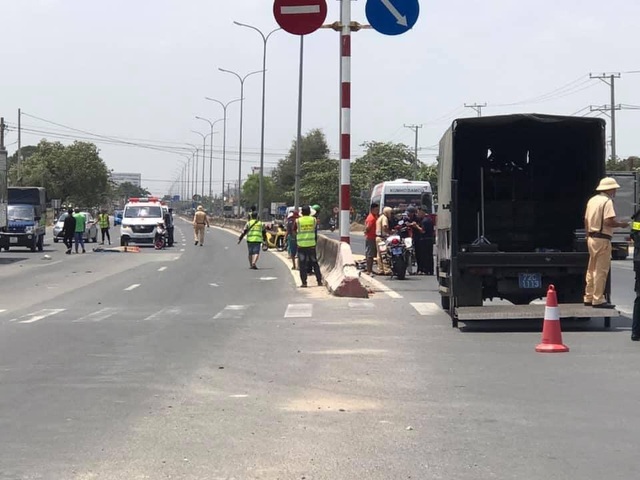 Xe máy chạy ngược chiều cắm đầu vào xe khách, 2 người tử vong tại chỗ - 4 Xe máy chạy ngược chiều cắm đầu vào xe khách, 2 người tử vong tại chỗ - 4