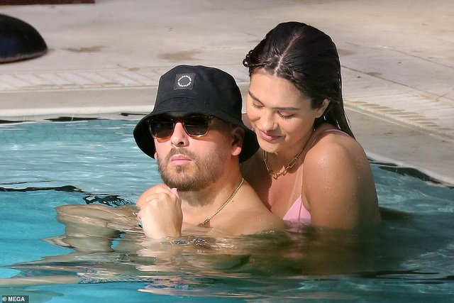 Tay chơi Scott Disick lộ bụng phệ bên bạn gái bốc lửa kém 18 tuổi - 2 Tay chơi Scott Disick lộ bụng phệ bên bạn gái bốc lửa kém 18 tuổi - 2