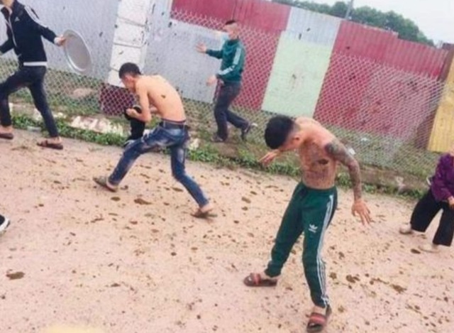 Người dân dùng chất bẩn ngăn cản thợ thi công - 2 Người dân dùng chất bẩn ngăn cản thợ thi công - 2