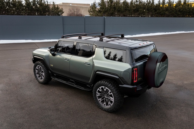 Hummer EV SUV mỗi lần sạc điện chạy được gần 500km - 32