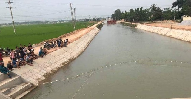 Người dân dùng chài, lưới cứu học sinh lớp 3 bị đuối nước nhưng bất thành - 1 Người dân dùng chài, lưới cứu học sinh lớp 3 bị đuối nước nhưng bất thành - 1