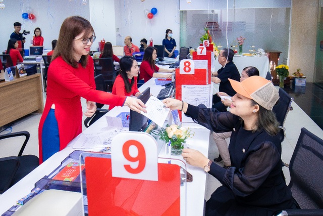 Tưng bừng khai trương trụ sở mới của ngân hàng liên doanh Việt - Nga chi nhánh TPHCM - 4 Tưng bừng khai trương trụ sở mới của ngân hàng liên doanh Việt - Nga chi nhánh TPHCM - 4