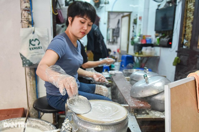 The restaurant has been sold for 40 years, selling 200 servings per day in Hanoi - 3