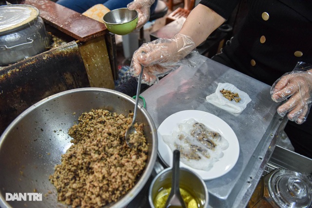 The shop has been selling for 40 years, selling 200 servings per day in Hanoi - 4